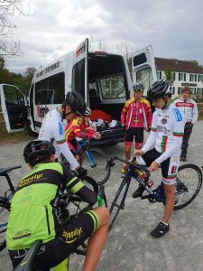 69757574_363687111178681_3287950387398574080_n U15 Fahrer vor dem Start