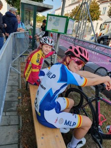70701906_2301031623329548_4288274843599634432_n Lukretia Naldi und Leonie Boos vor dem Start